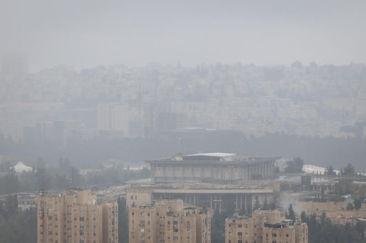 רחובות מוצפים, קניות "רטובות" לשבת, כלי רכב בתוך נהרות של מי גשמים | 18 רגעים מסופת "ביירון"