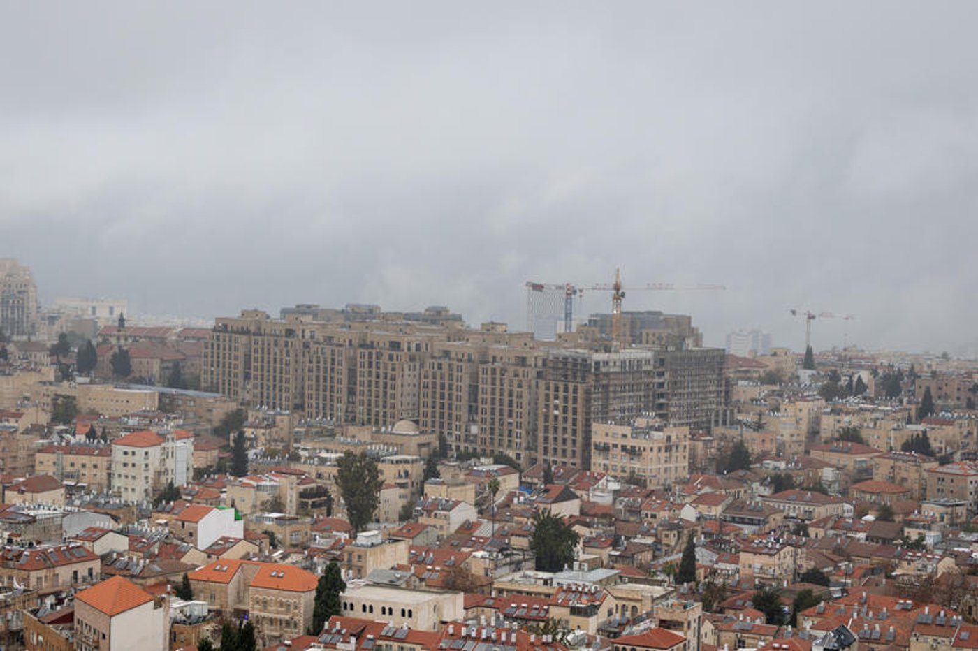 רחובות מוצפים, קניות "רטובות" לשבת, כלי רכב בתוך נהרות של מי גשמים | 18 רגעים מסופת "ביירון"