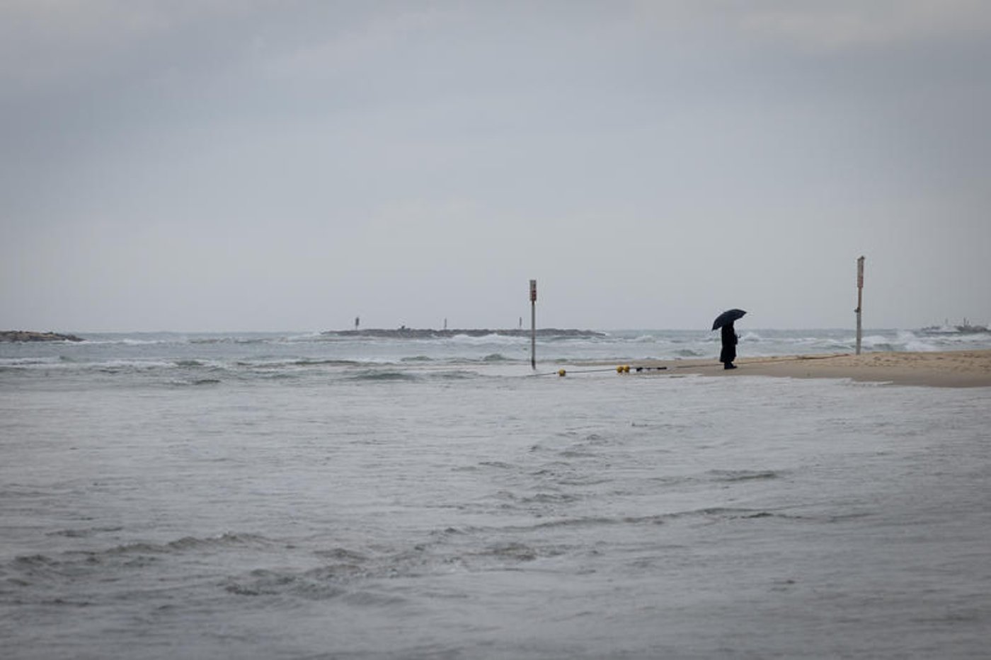 רחובות מוצפים, קניות "רטובות" לשבת, כלי רכב בתוך נהרות של מי גשמים | 18 רגעים מסופת "ביירון"