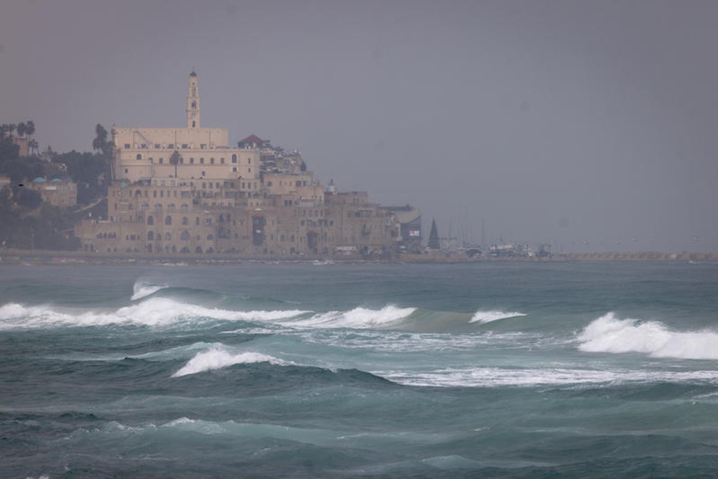 רחובות מוצפים, קניות "רטובות" לשבת, כלי רכב בתוך נהרות של מי גשמים | 18 רגעים מסופת "ביירון"