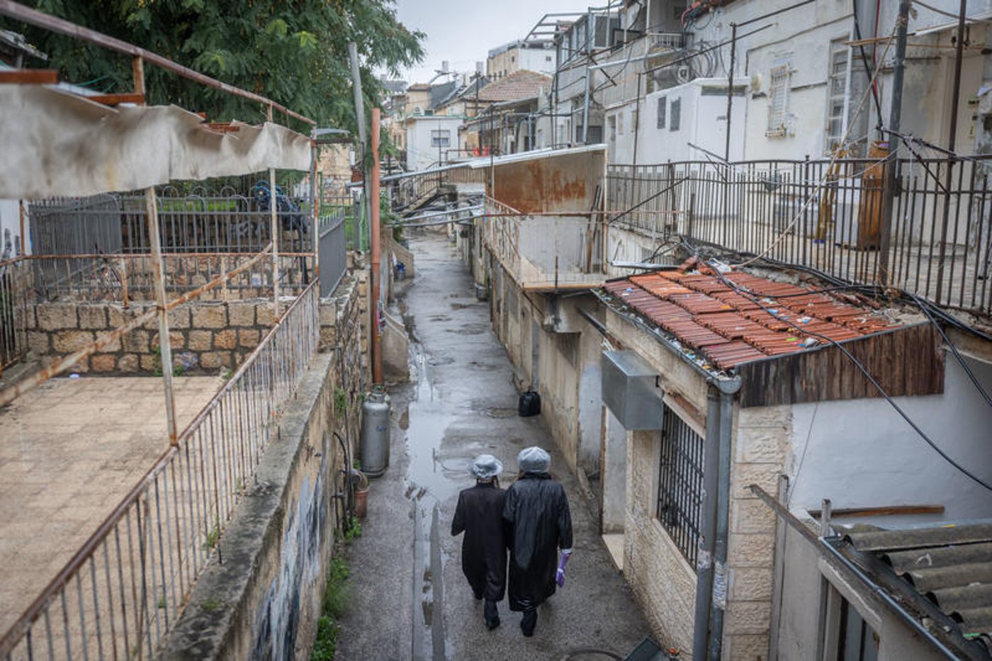 רחובות מוצפים, קניות "רטובות" לשבת, כלי רכב בתוך נהרות של מי גשמים | 18 רגעים מסופת "ביירון"