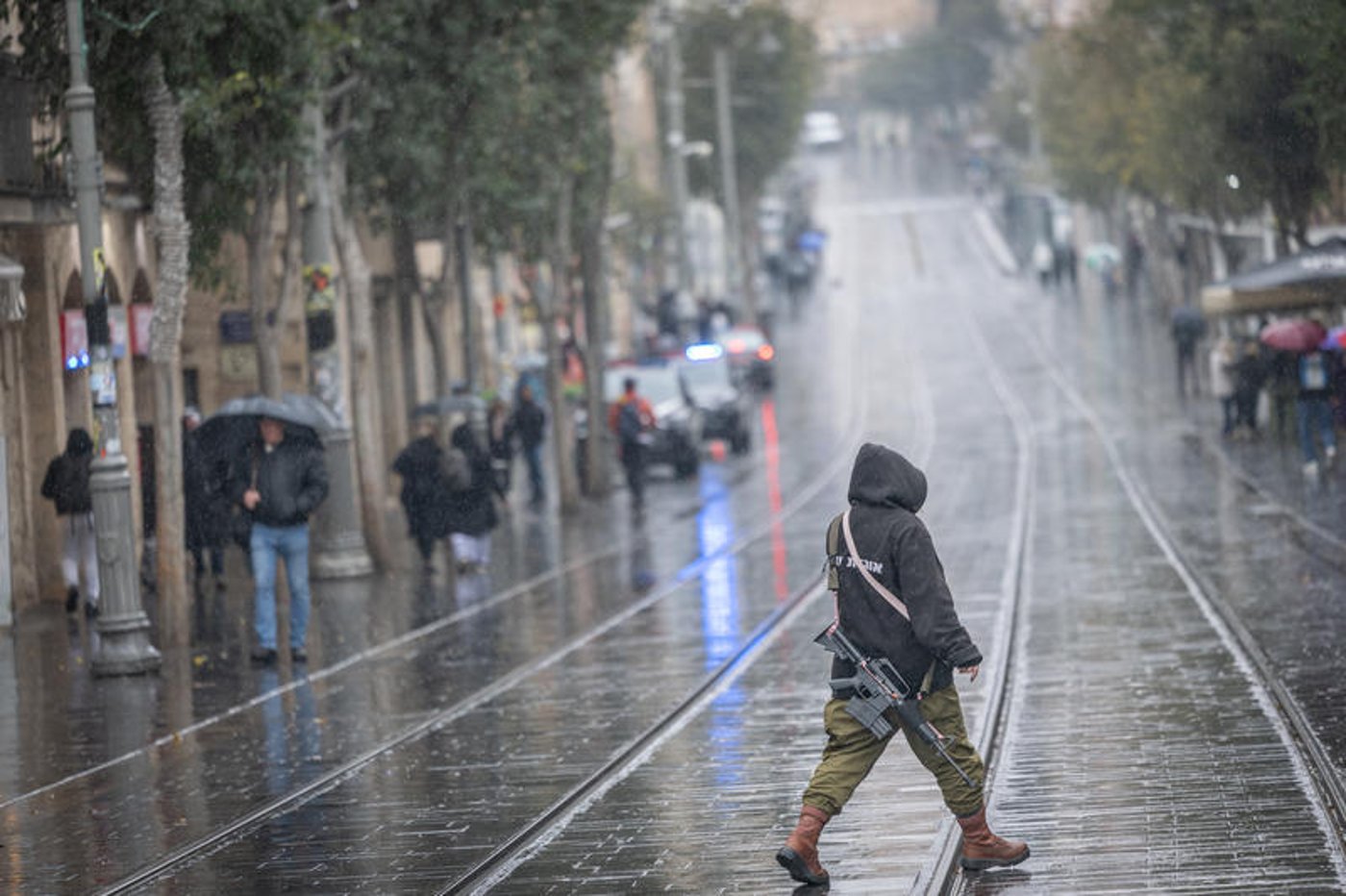 רחובות מוצפים, קניות "רטובות" לשבת, כלי רכב בתוך נהרות של מי גשמים | 18 רגעים מסופת "ביירון"
