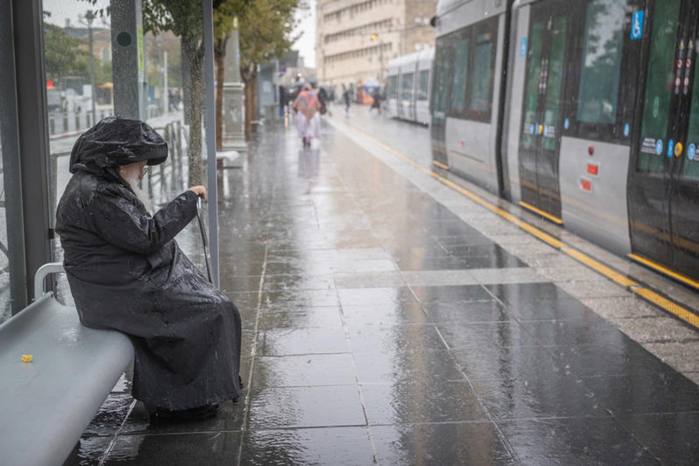 רחובות מוצפים, קניות "רטובות" לשבת, כלי רכב בתוך נהרות של מי גשמים | 18 רגעים מסופת "ביירון"
