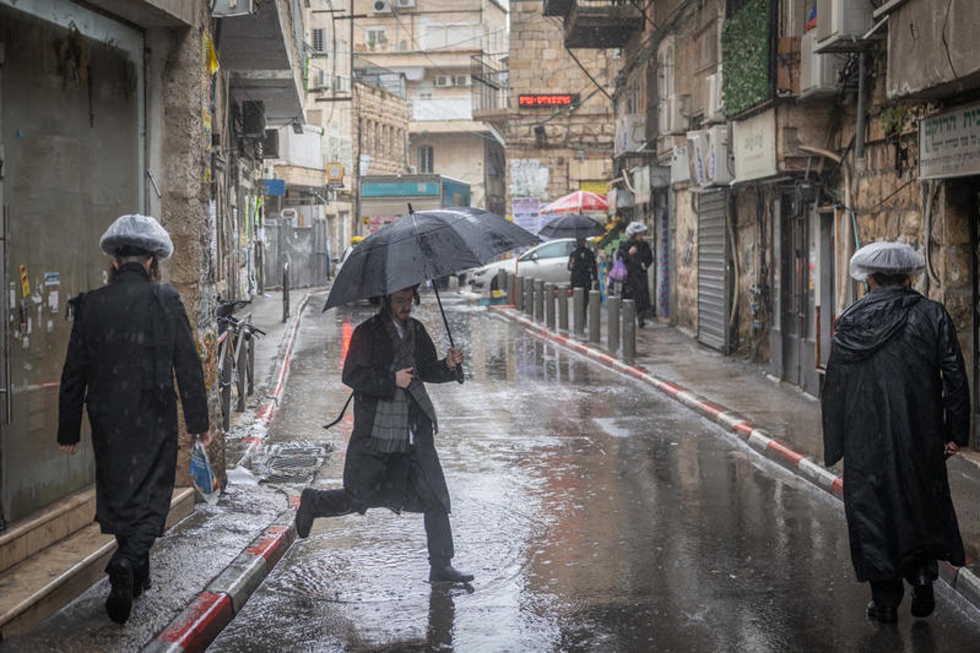 רחובות מוצפים, קניות "רטובות" לשבת, כלי רכב בתוך נהרות של מי גשמים | 18 רגעים מסופת "ביירון"