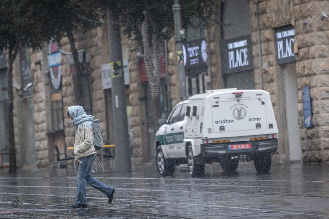 רחובות מוצפים, קניות "רטובות" לשבת, כלי רכב בתוך נהרות של מי גשמים | 18 רגעים מסופת "ביירון"
