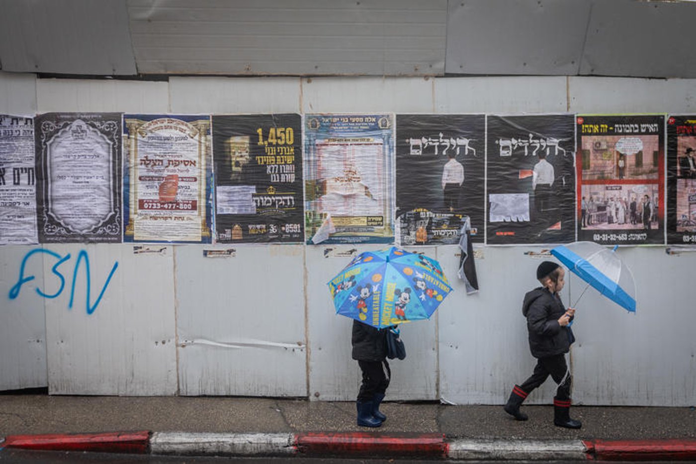 רחובות מוצפים, קניות "רטובות" לשבת, כלי רכב בתוך נהרות של מי גשמים | 18 רגעים מסופת "ביירון"