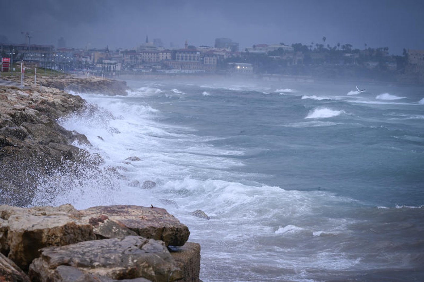 רחובות מוצפים, קניות "רטובות" לשבת, כלי רכב בתוך נהרות של מי גשמים | 18 רגעים מסופת "ביירון"