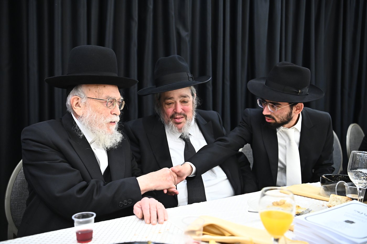 שמחת נישואי בנו של הרב יצחק קורלנסקי עם נכדת רבי שריאל רוזנברג