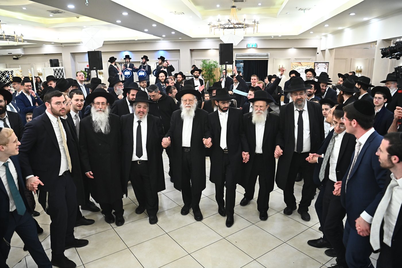 שמחת נישואי בנו של הרב יצחק קורלנסקי עם נכדת רבי שריאל רוזנברג