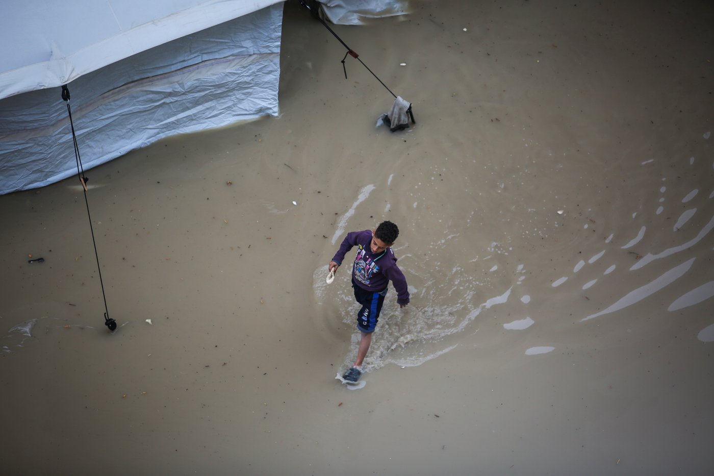 האוהלים שהוצפו בעקבות גשמי הסופה "ביירון" במחנה הפליטים נוסייראת, במרכז רצועת עזה