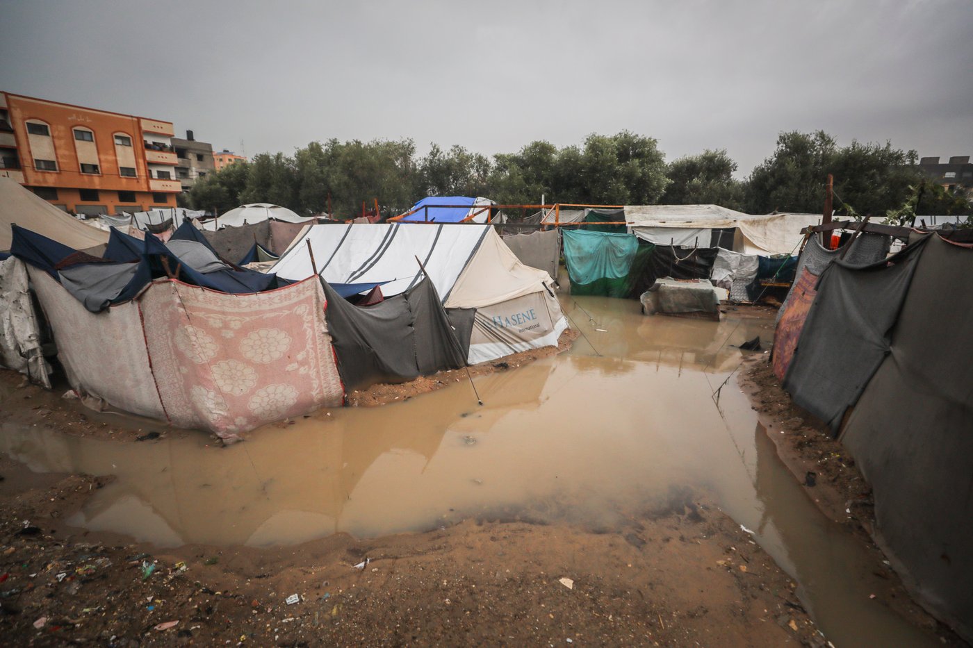 האוהלים שהוצפו בעקבות גשמי הסופה "ביירון" במחנה הפליטים נוסייראת, במרכז רצועת עזה