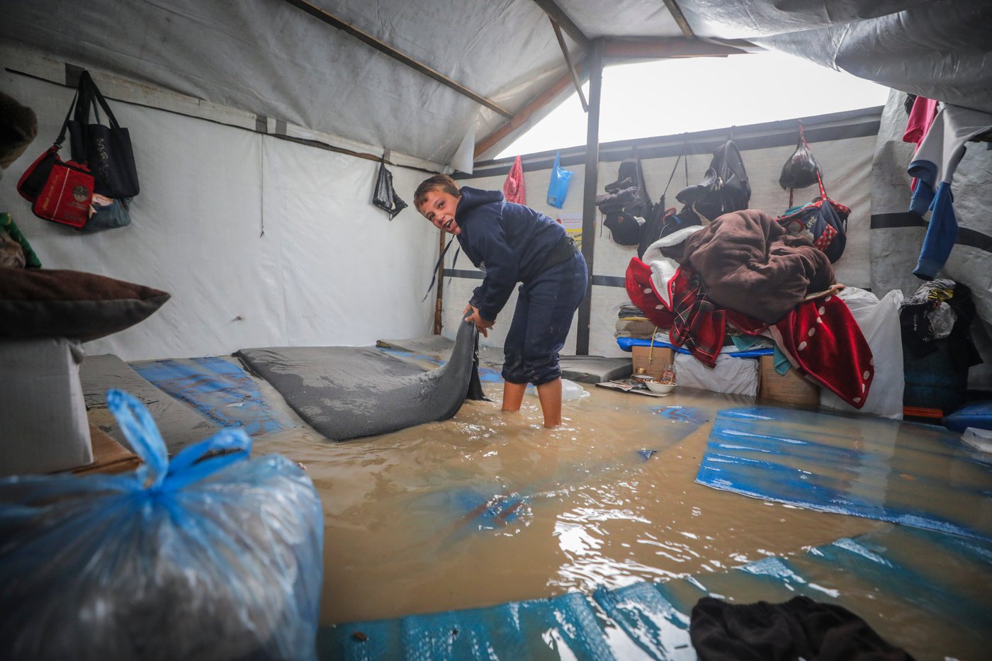 האוהלים שהוצפו בעקבות גשמי הסופה "ביירון" במחנה הפליטים נוסייראת, במרכז רצועת עזה