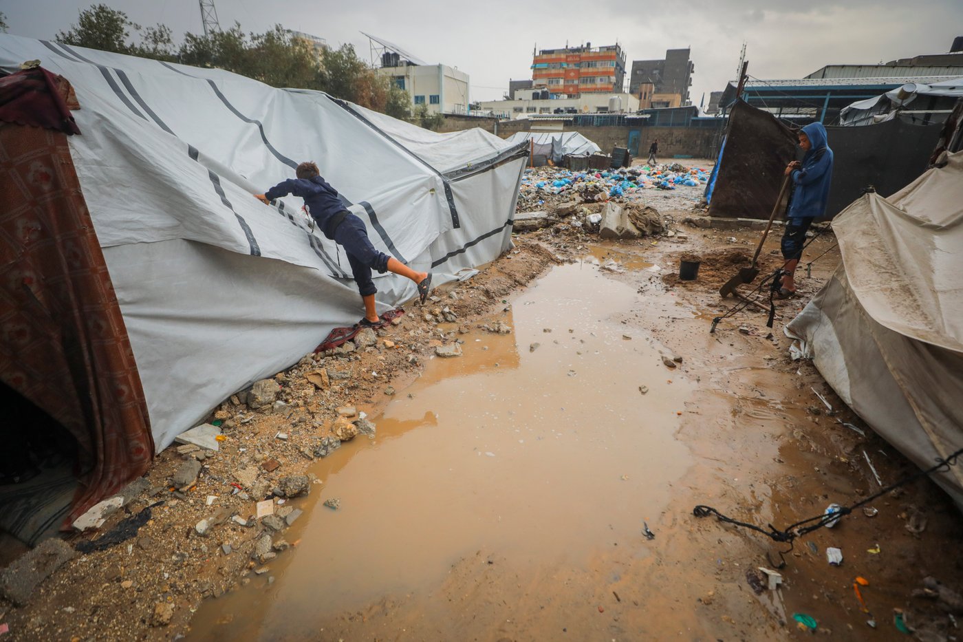 האוהלים שהוצפו בעקבות גשמי הסופה "ביירון" במחנה הפליטים נוסייראת, במרכז רצועת עזה