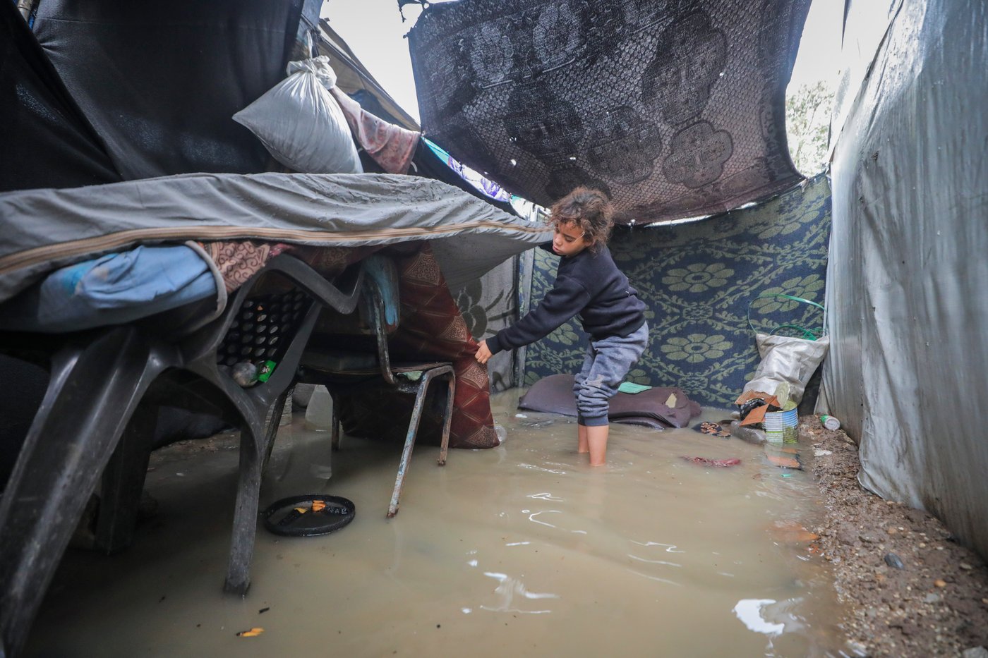 האוהלים שהוצפו בעקבות גשמי הסופה "ביירון" במחנה הפליטים נוסייראת, במרכז רצועת עזה