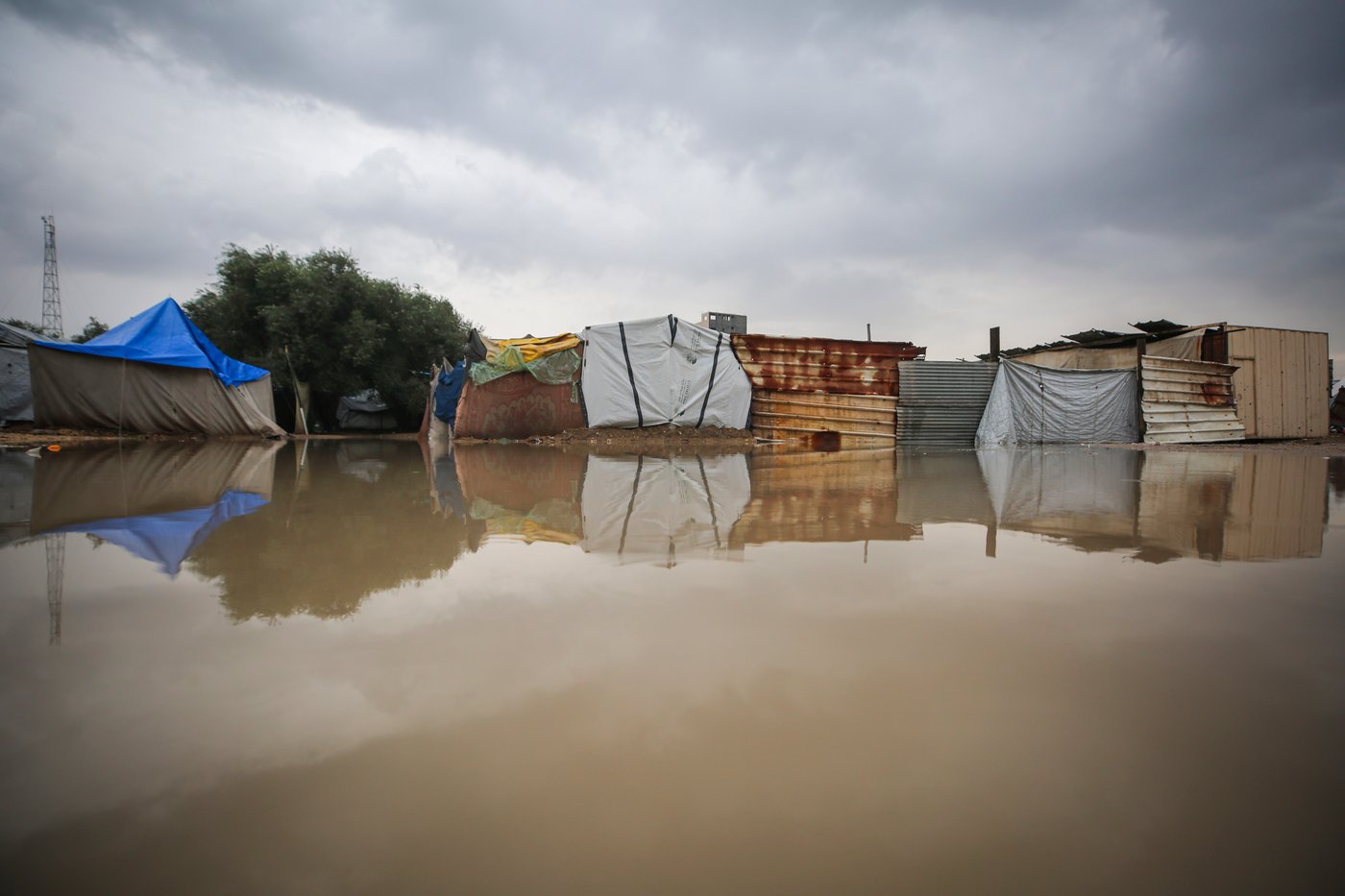 האוהלים שהוצפו בעקבות גשמי הסופה "ביירון" במחנה הפליטים נוסייראת, במרכז רצועת עזה