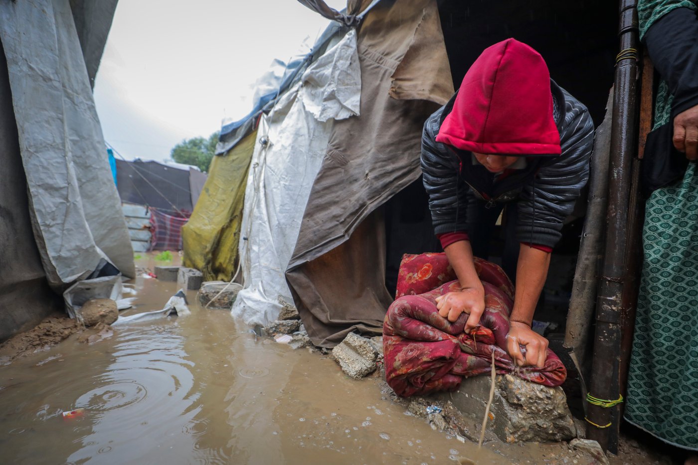 האוהלים שהוצפו בעקבות גשמי הסופה "ביירון" במחנה הפליטים נוסייראת, במרכז רצועת עזה