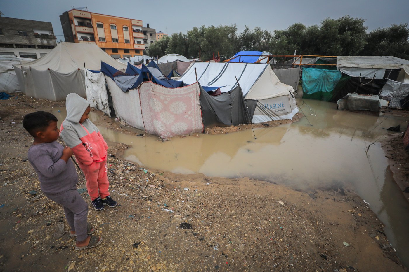 האוהלים שהוצפו בעקבות גשמי הסופה "ביירון" במחנה הפליטים נוסייראת, במרכז רצועת עזה