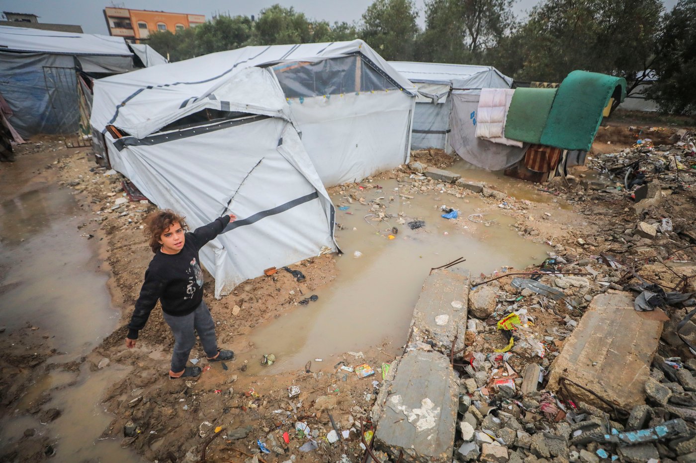האוהלים שהוצפו בעקבות גשמי הסופה "ביירון" במחנה הפליטים נוסייראת, במרכז רצועת עזה