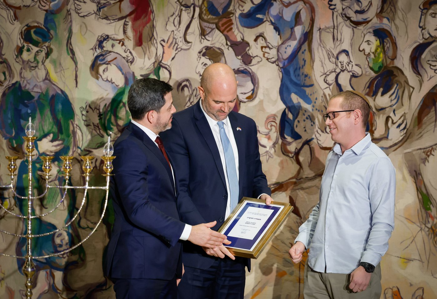 כך נראית הדלקת נר ראשון של חנוכה בכנסת - וכך זה נראה בשטח אויב | גלריה