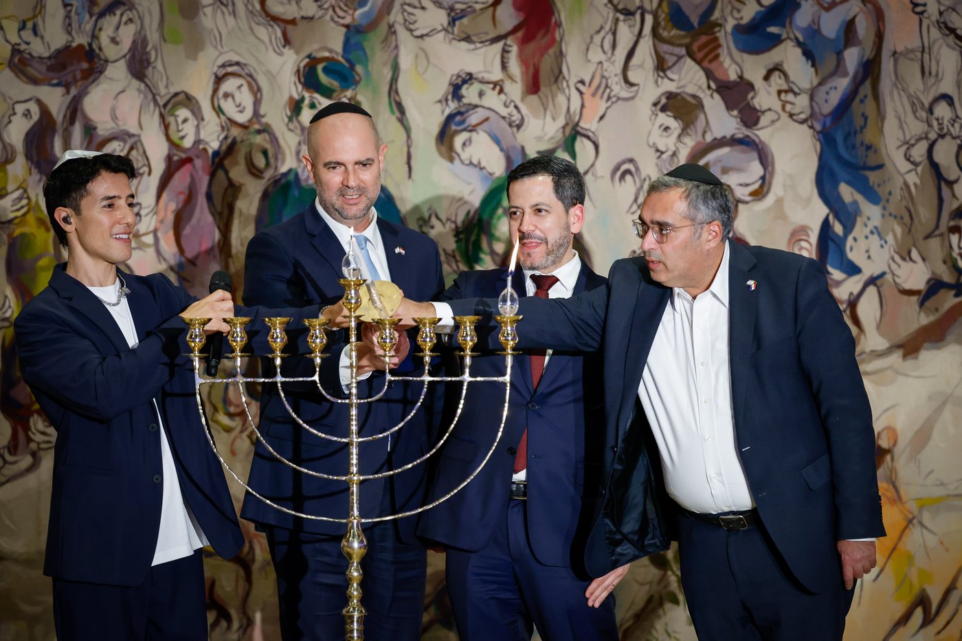 כך נראית הדלקת נר ראשון של חנוכה בכנסת - וכך זה נראה בשטח אויב | גלריה