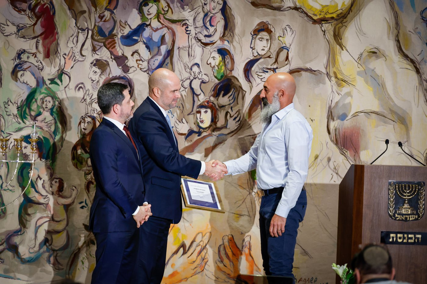 כך נראית הדלקת נר ראשון של חנוכה בכנסת - וכך זה נראה בשטח אויב | גלריה