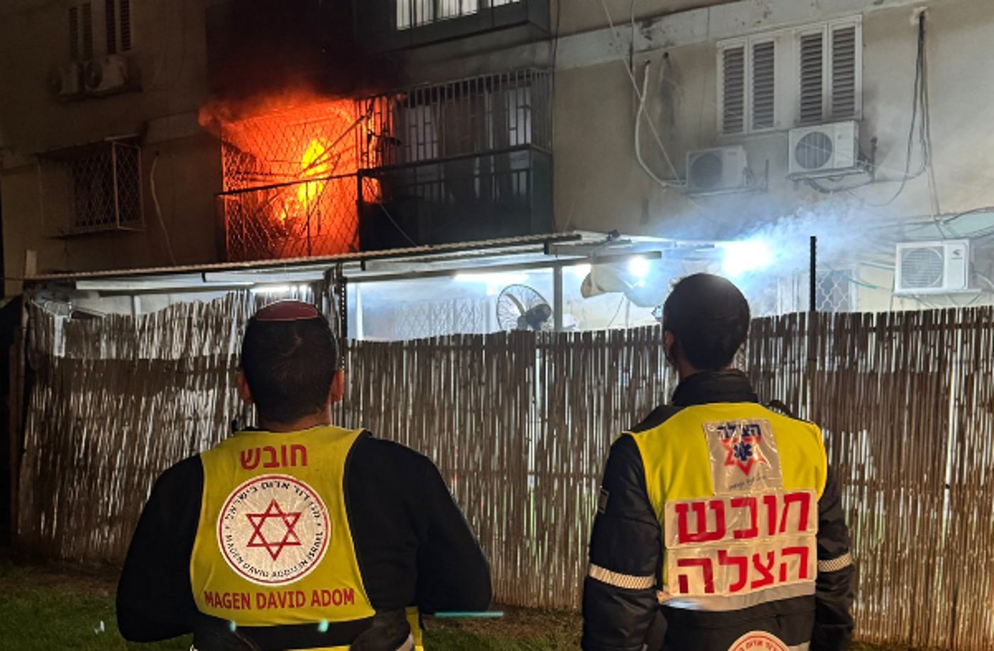 הכוחות מול הדירה הבוערת, הלילה