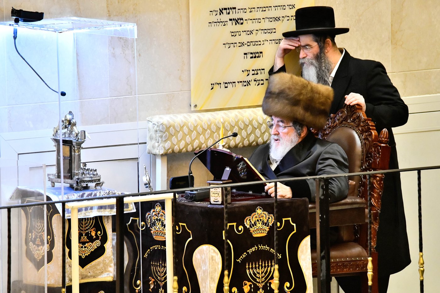 האדמו"ר מויז'ניץ בהדלקת נר ראשון דחנוכה