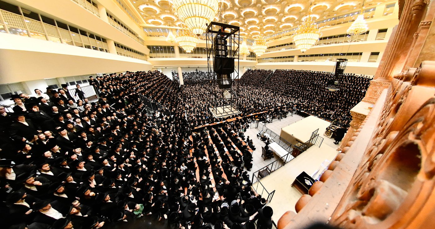 האדמו"ר מויז'ניץ בהדלקת נר ראשון דחנוכה