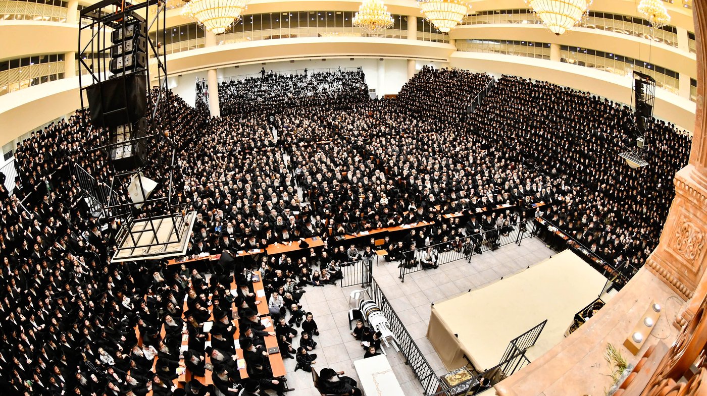 האדמו"ר מויז'ניץ בהדלקת נר ראשון דחנוכה