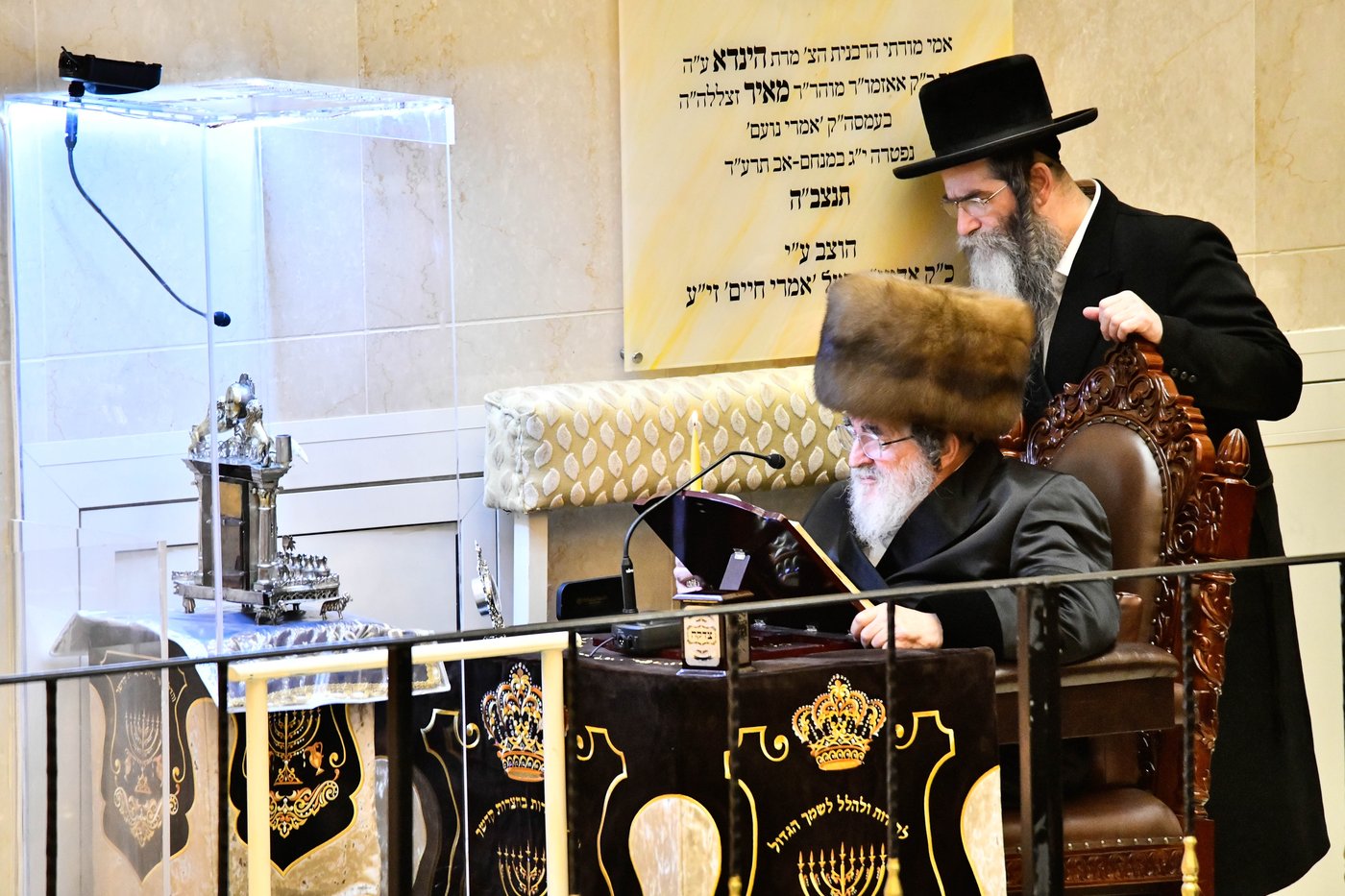 האדמו"ר מויז'ניץ בהדלקת נר ראשון דחנוכה