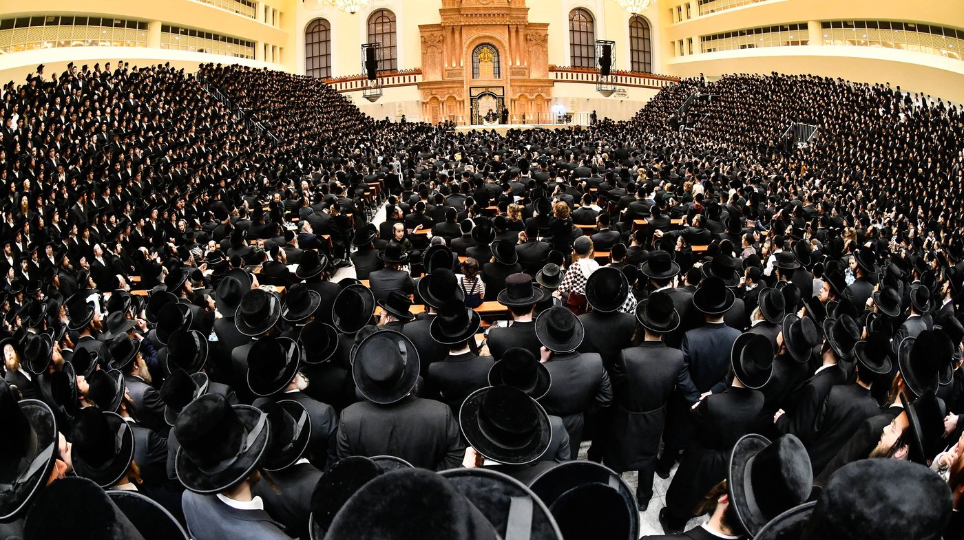 האדמו"ר מויז'ניץ בהדלקת נר ראשון דחנוכה