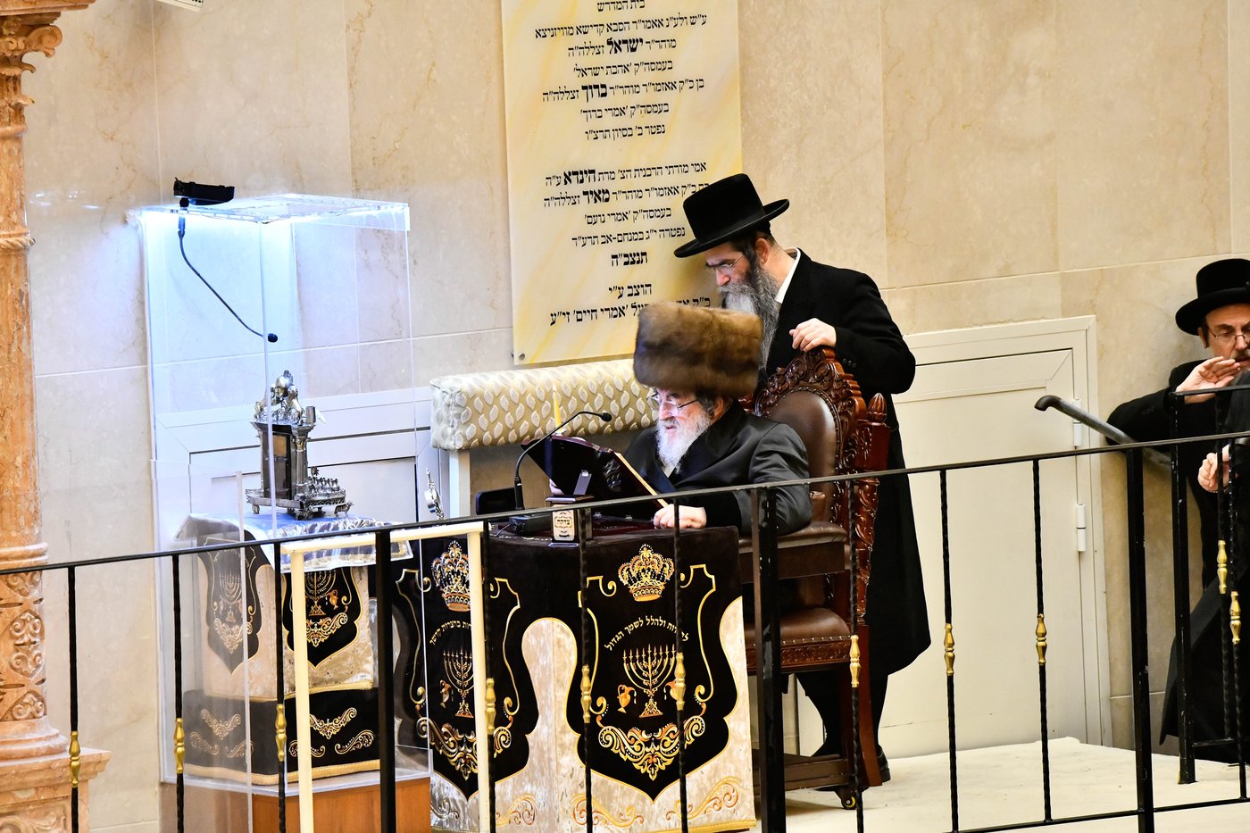 האדמו"ר מויז'ניץ בהדלקת נר ראשון דחנוכה