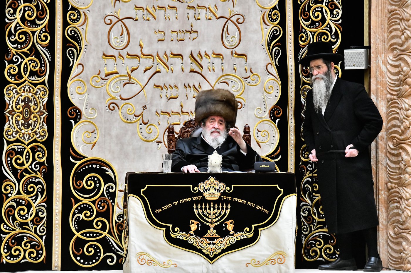 האדמו"ר מויז'ניץ בהדלקת נר ראשון דחנוכה