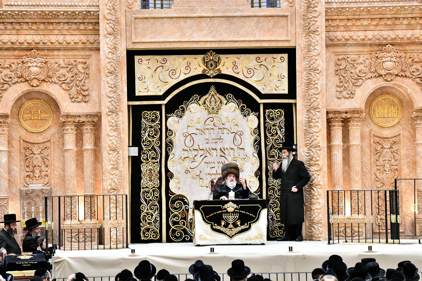 האדמו"ר מויז'ניץ בהדלקת נר ראשון דחנוכה