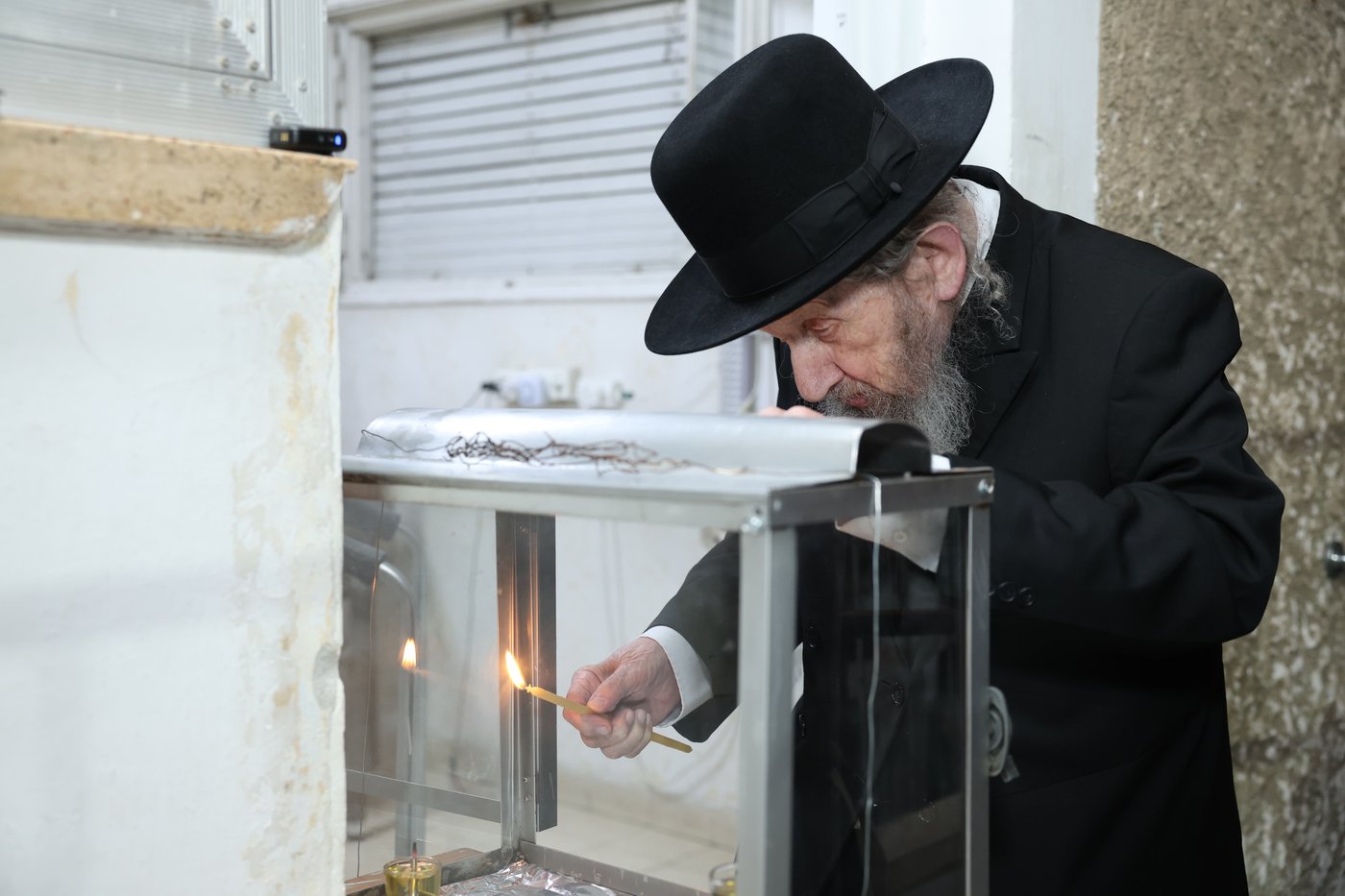 הגר"ד לנדו בהדלקת נרות חנוכה