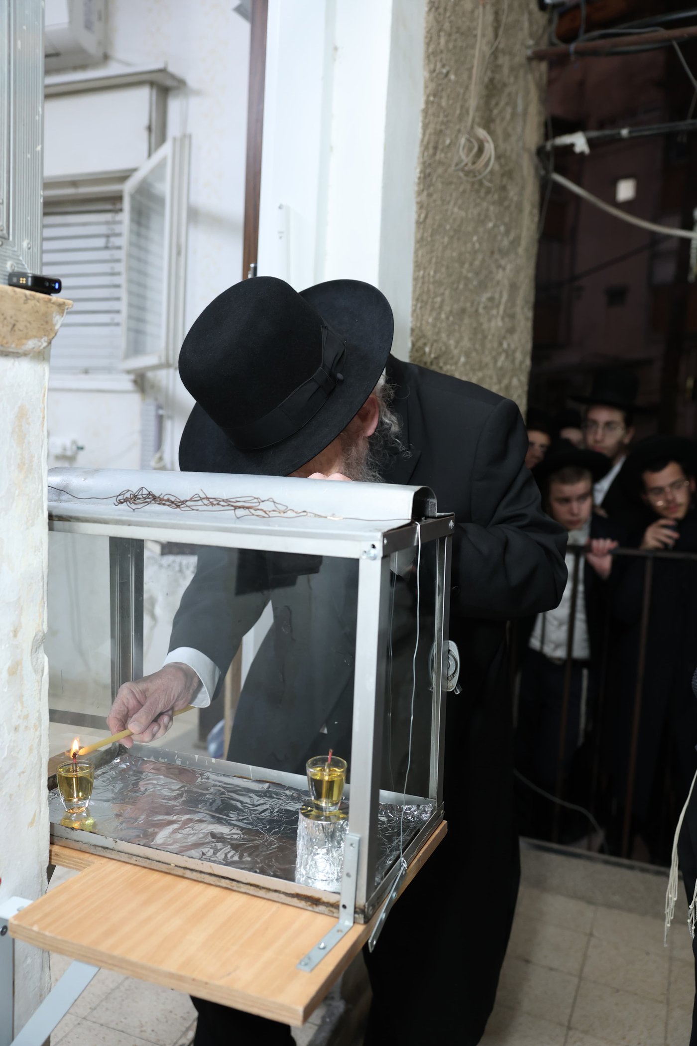 הגר"ד לנדו בהדלקת נרות חנוכה