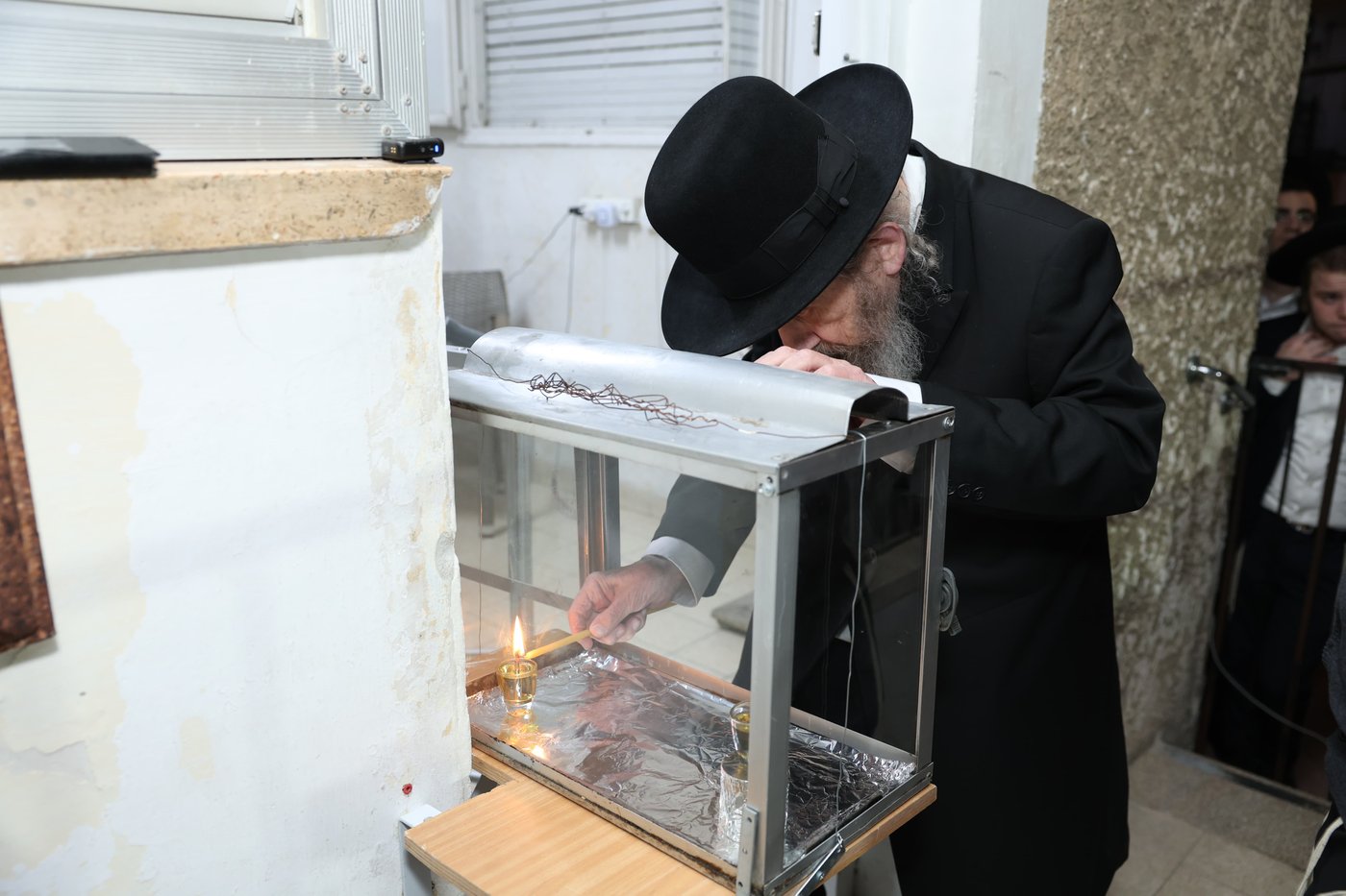 הגר"ד לנדו בהדלקת נרות חנוכה