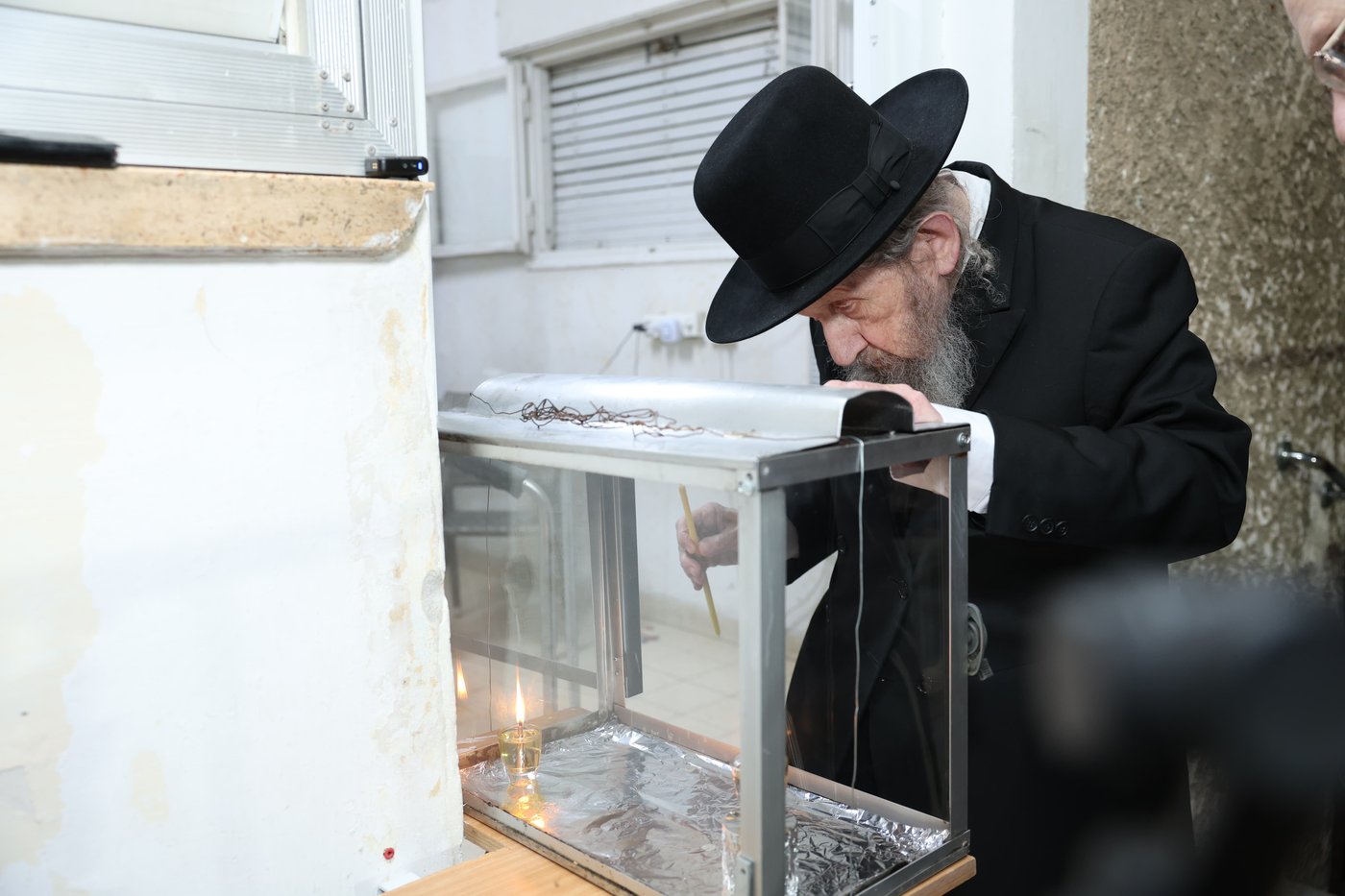 הגר"ד לנדו בהדלקת נרות חנוכה