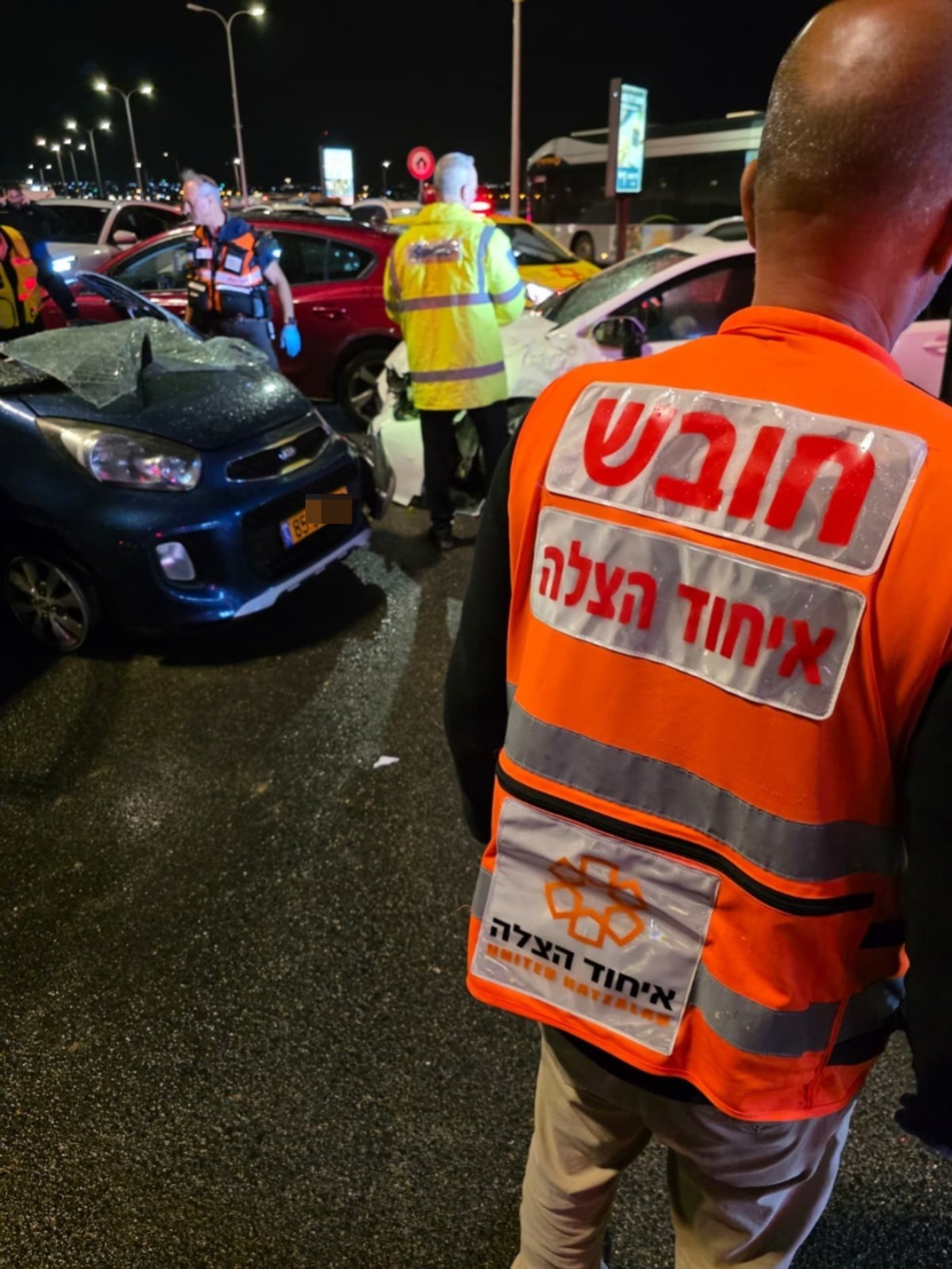 תאונה קטלנית משולשת: הרכב התרסק על הכביש הרטוב, בת 60 נהרגה במקום