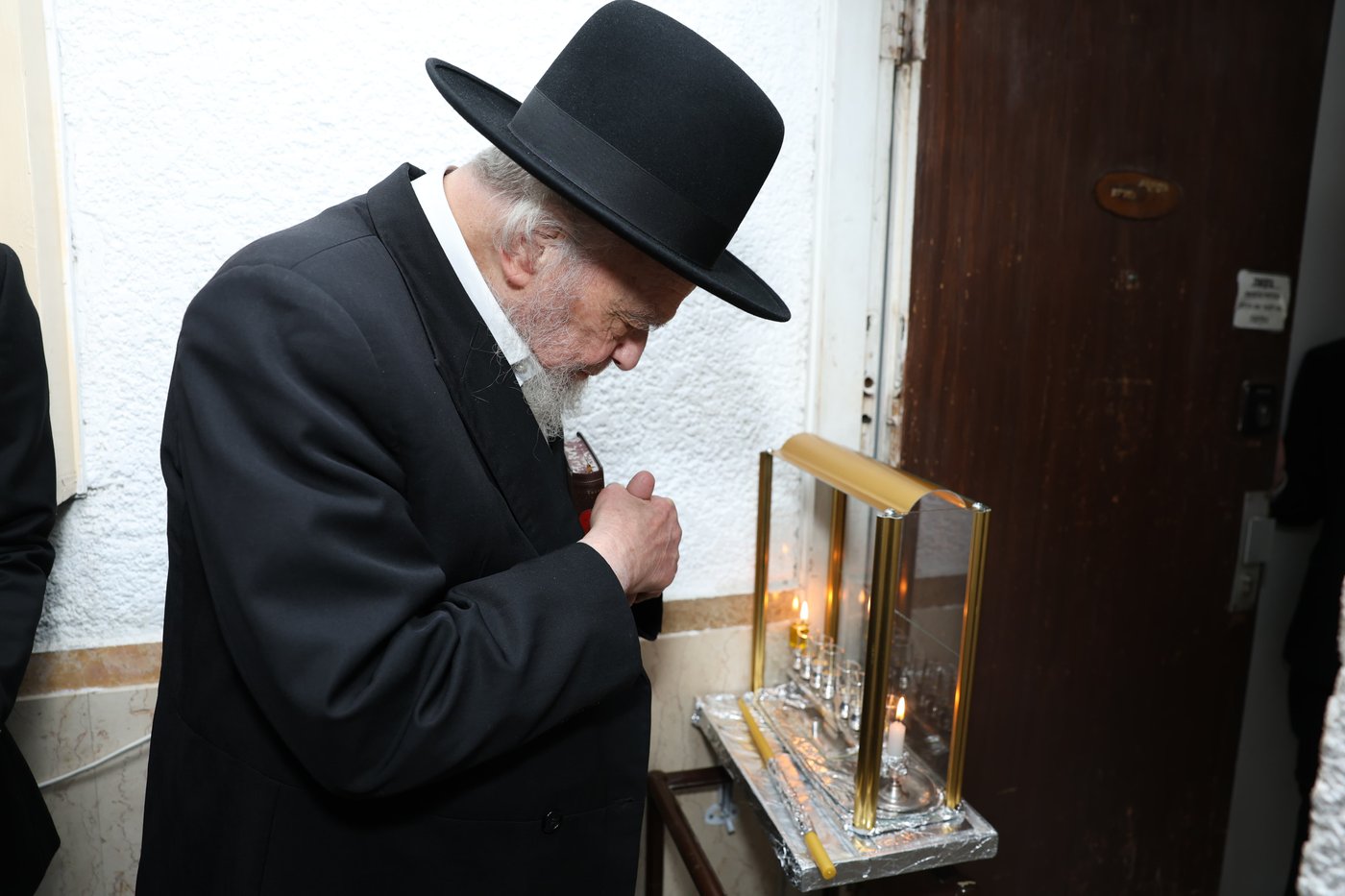 הגרמ"ה הירש בהדלקת נרות חנוכה