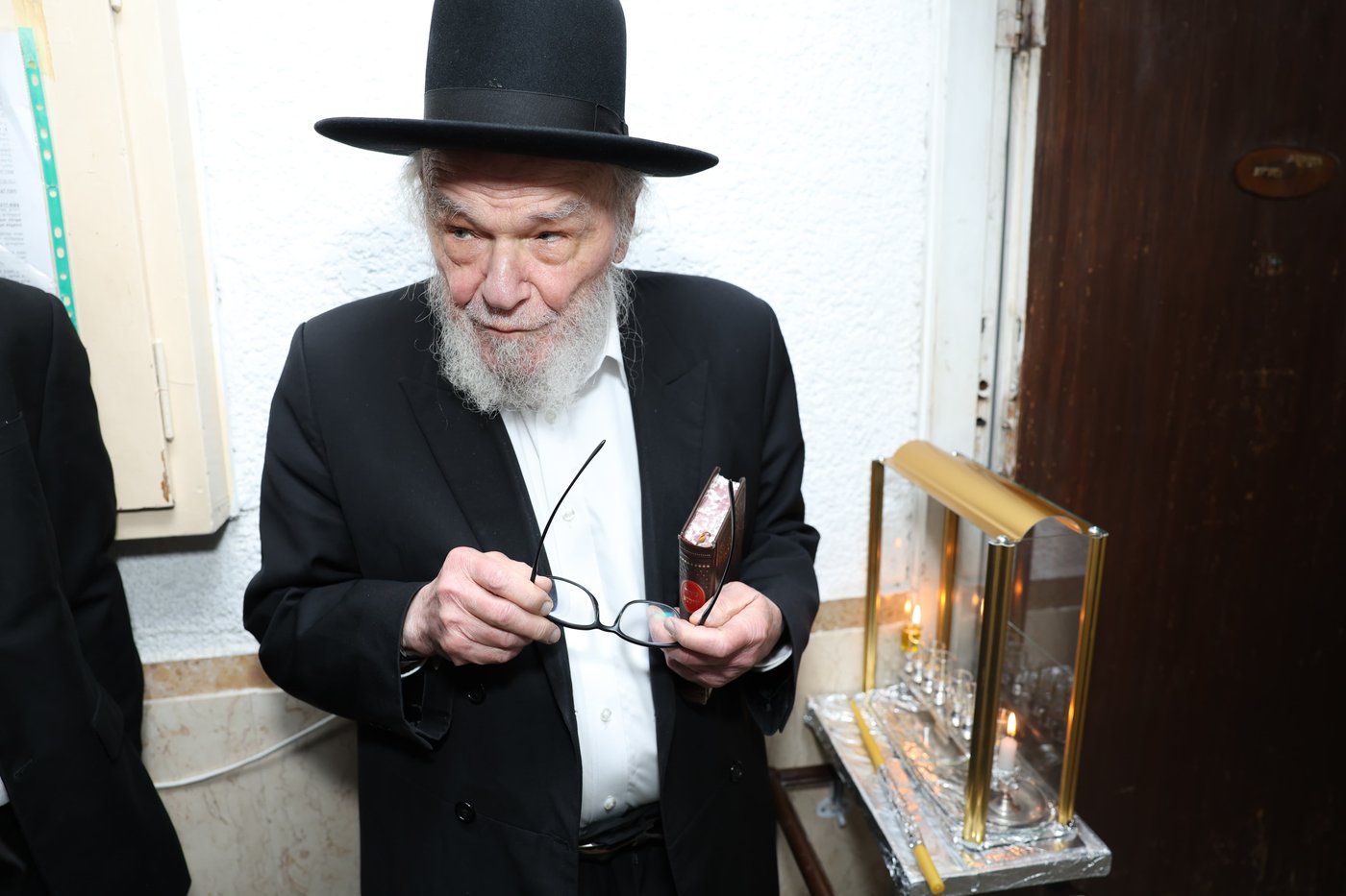 הגרמ"ה הירש בהדלקת נרות חנוכה