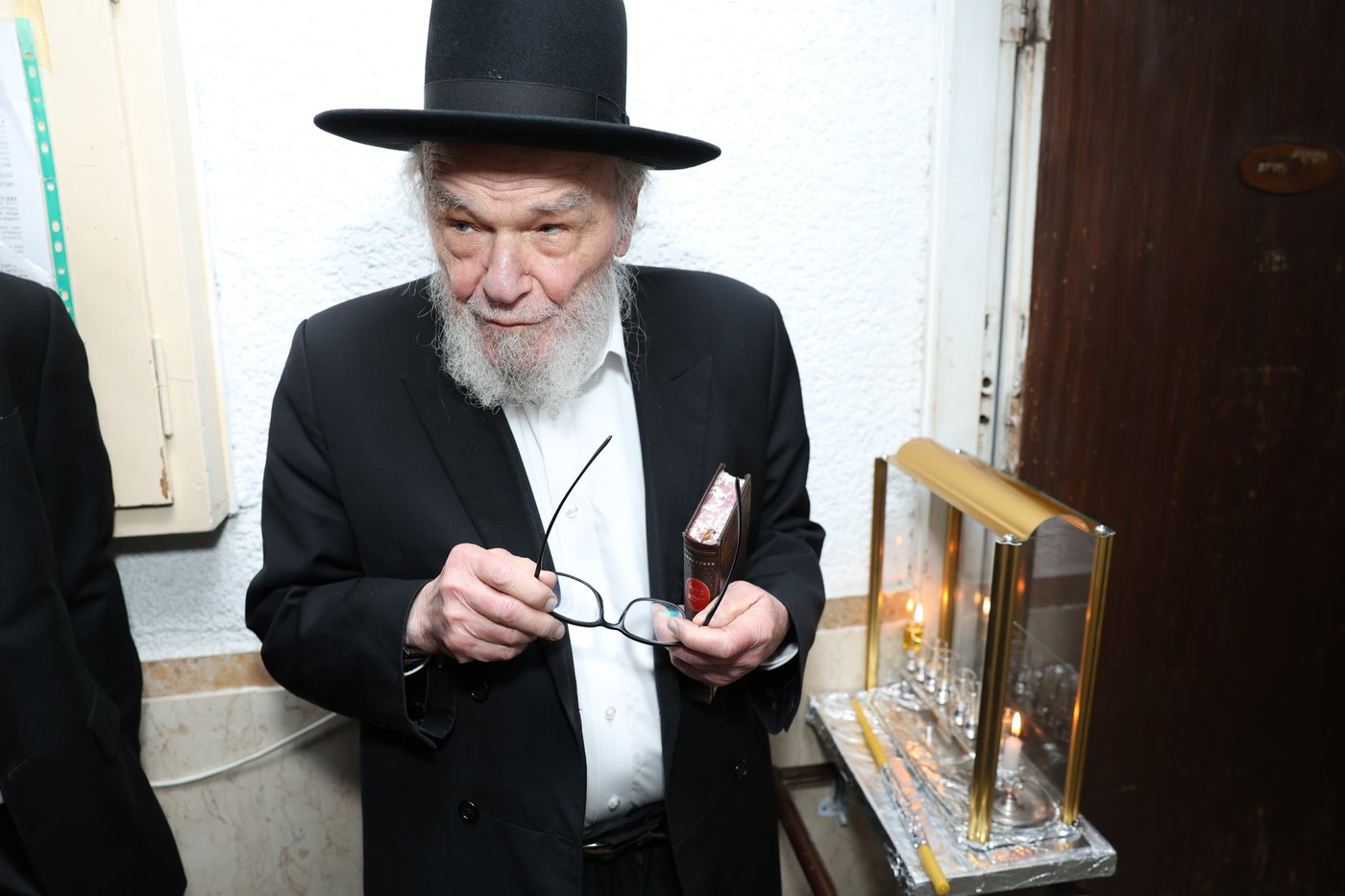 הגרמ"ה הירש בהדלקת נרות חנוכה