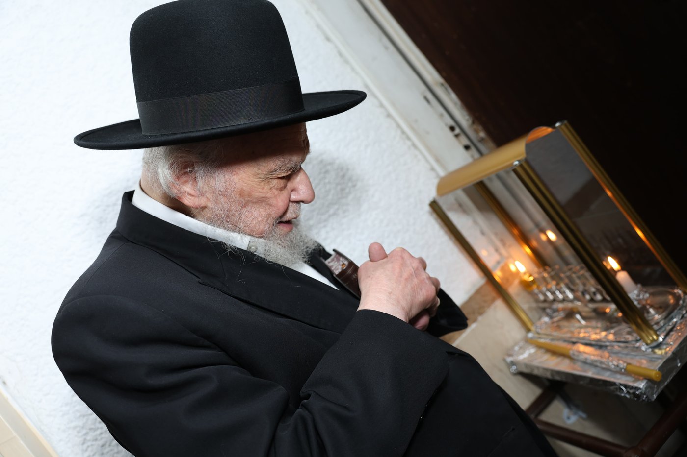 הגרמ"ה הירש בהדלקת נרות חנוכה