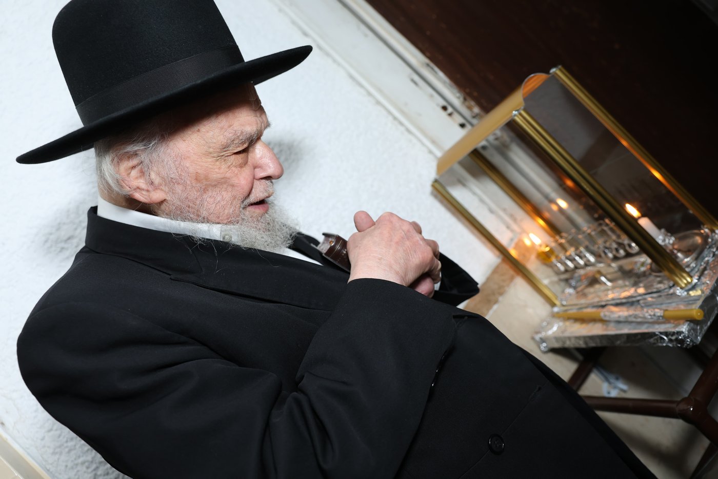 הגרמ"ה הירש בהדלקת נרות חנוכה