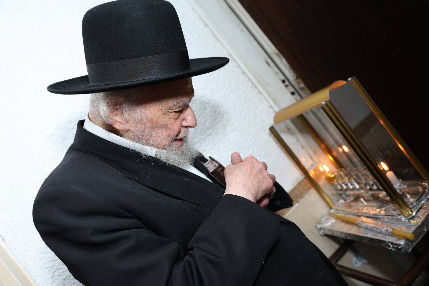 הגרמ"ה הירש בהדלקת נרות חנוכה