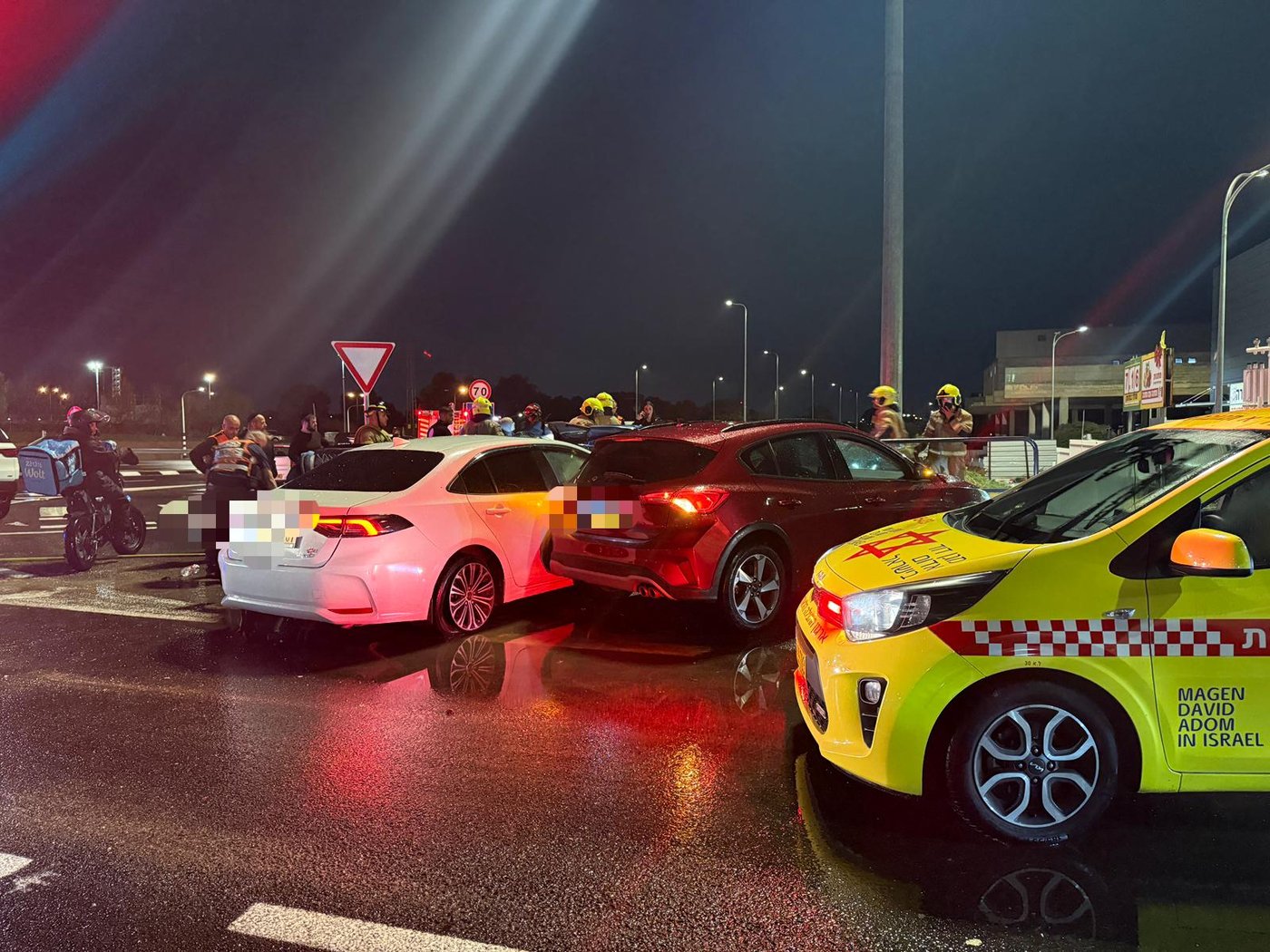 תאונה קטלנית משולשת: הרכב התרסק על הכביש הרטוב, בת 60 נהרגה במקום