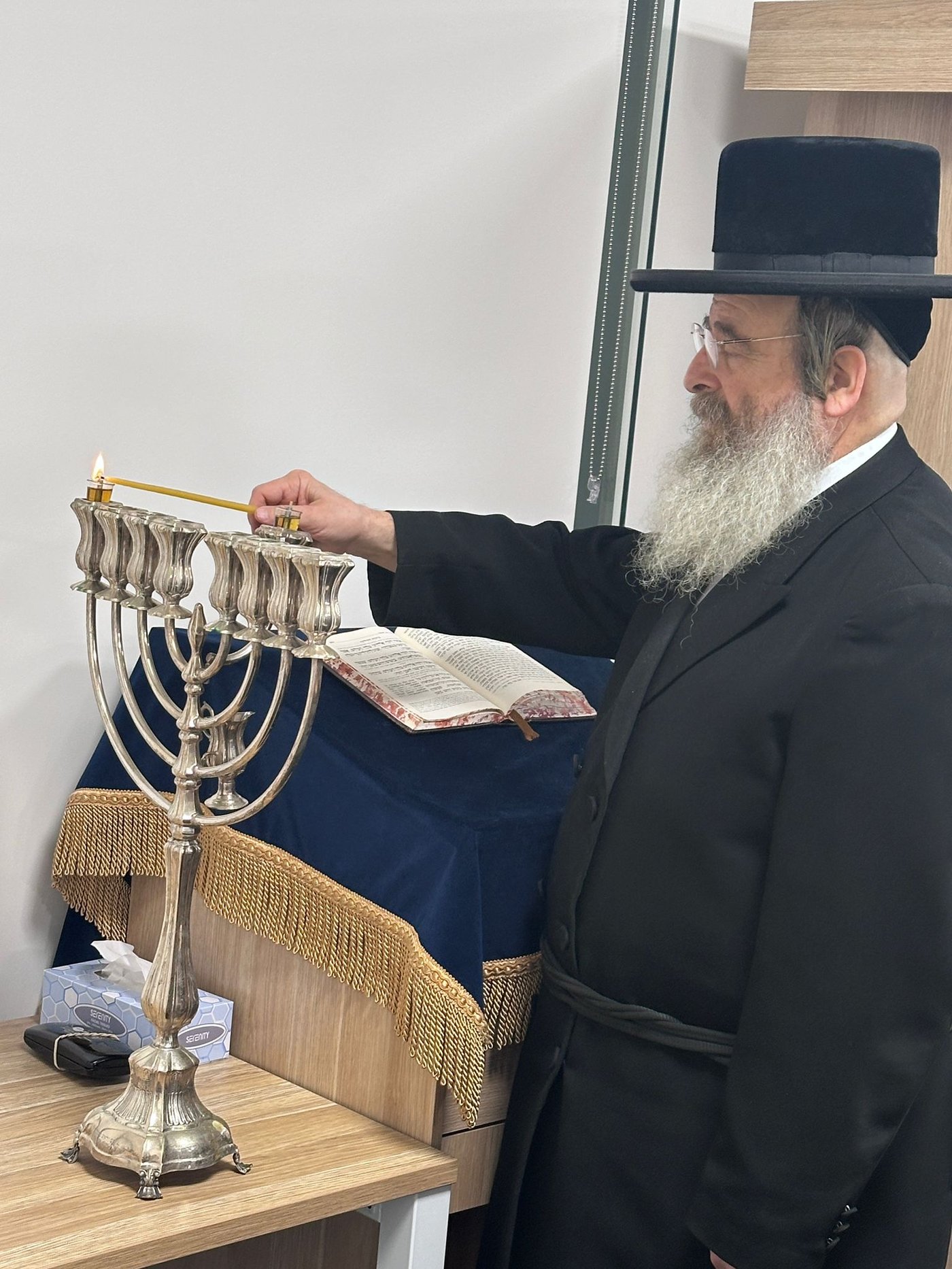 גאב"ד מלברון בהדלקת נרות חנוכה תשפ"ו