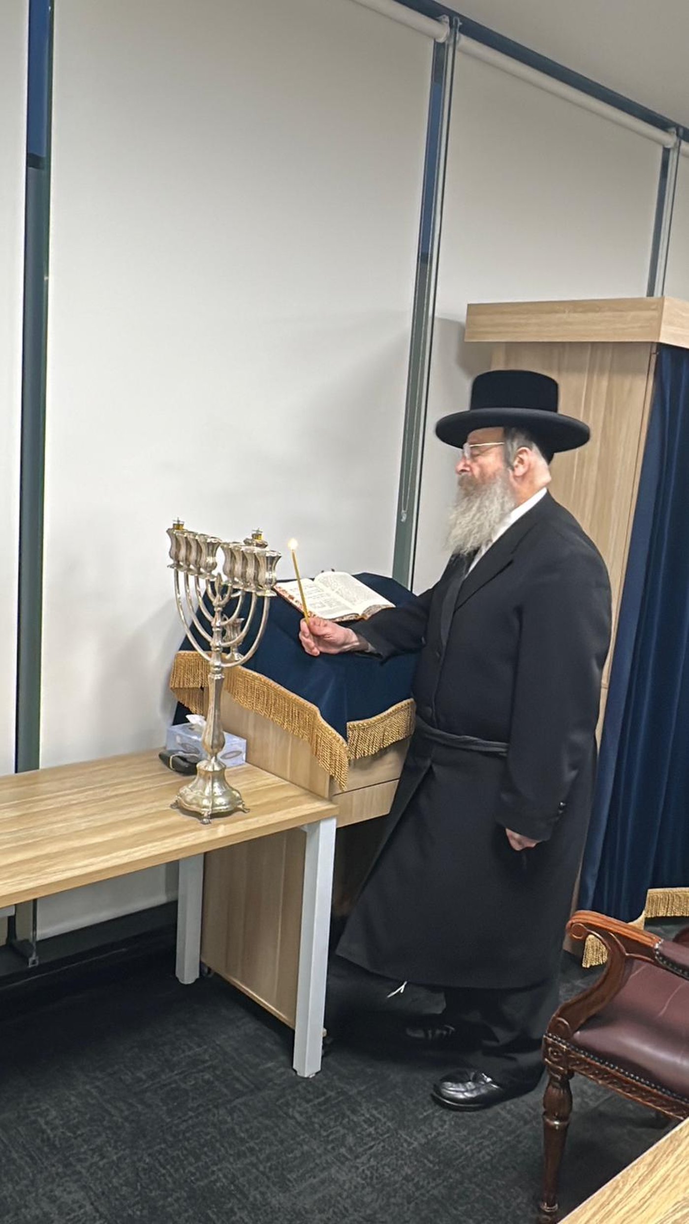 גאב"ד מלברון בהדלקת נרות חנוכה תשפ"ו