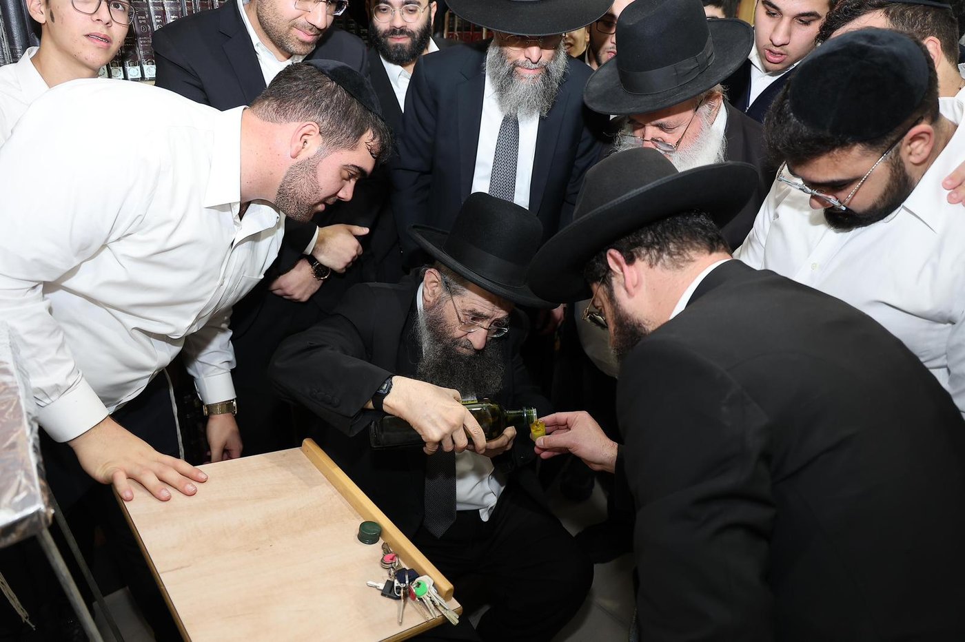 הגאון רבי מסעוד בן שמעון בהיכל ישיבתו בנר א' דחנוכה