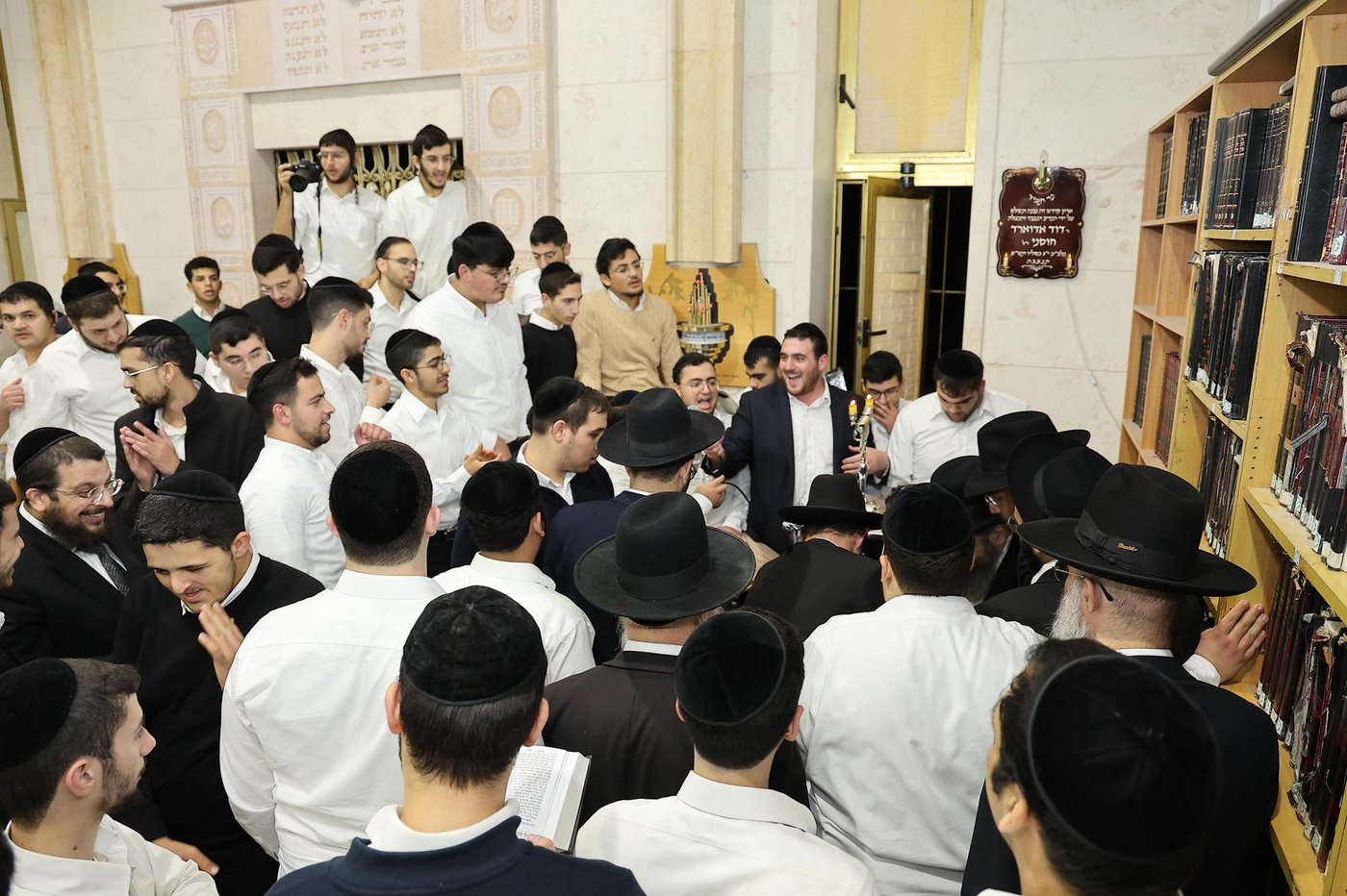 הגאון רבי מסעוד בן שמעון בהיכל ישיבתו בנר א' דחנוכה